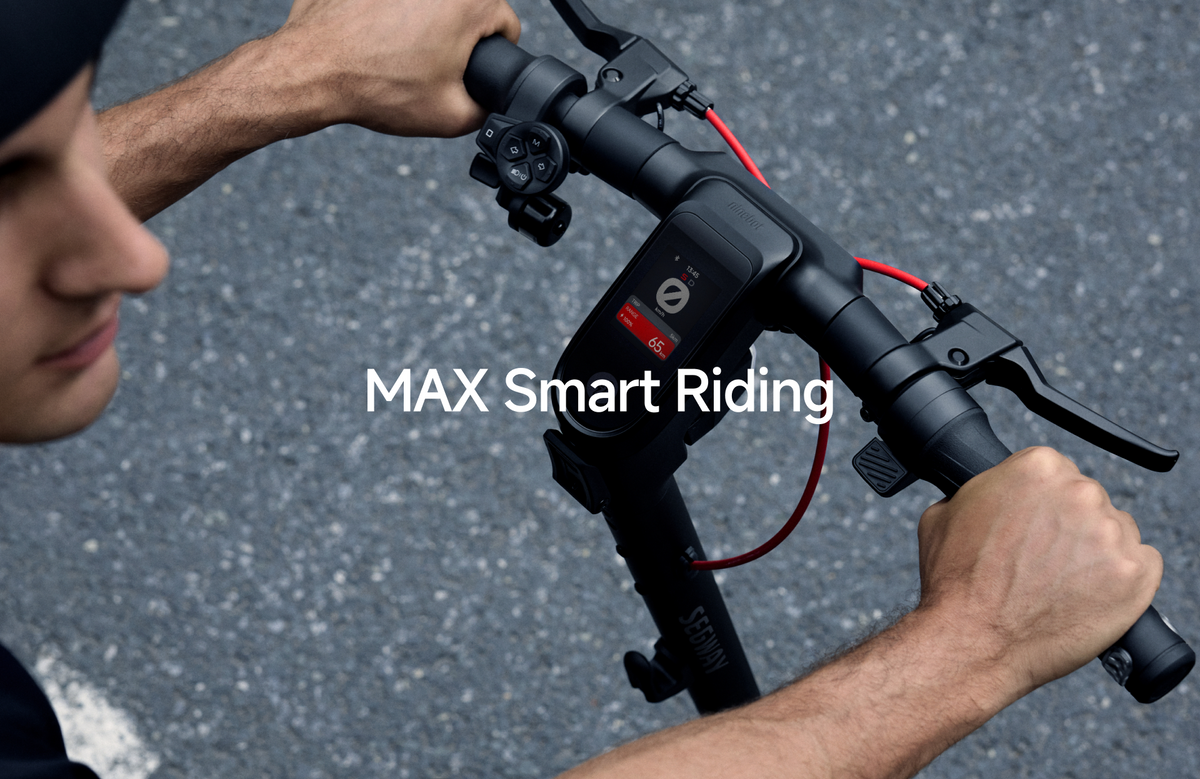 Rider holding the MAX G3 handlebars with its central TFT display